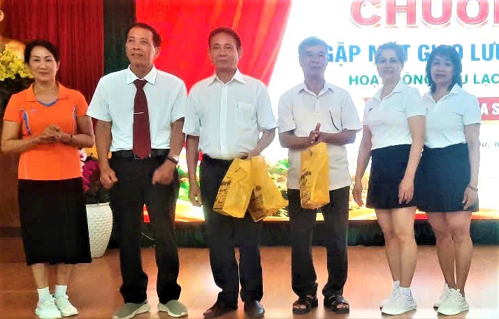 Những phần quà ý nghĩa của lãnh đạo phường Tuy Hòa và Hôi NCT xã Dray Bhăng trao tặng tại chương trình.