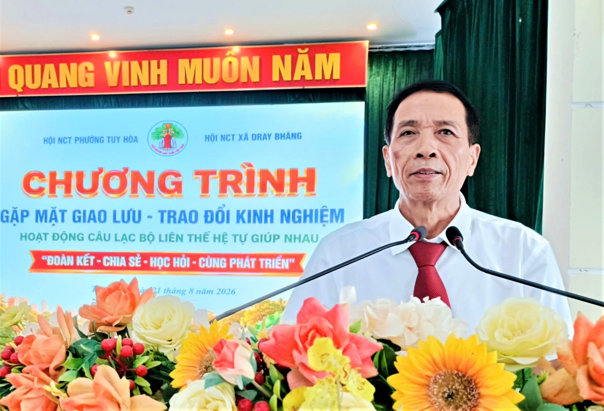Ông Nguyễn Hồng Khanh, Chủ tịch Hội NCT xã Dray Bhăng trao đổi kinh nghiệm về nhân rộng mô hình CLB liên thế hệ tự giúp nhau
