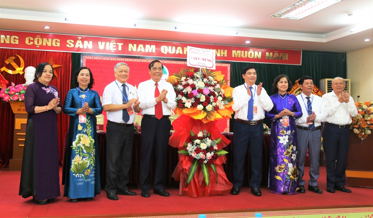 Ông Nông Ngọc Tẳng (thứ 3 từ trái sang) tại Đại hội đại biểu Hội Người cao tuổi tỉnh Lạng Sơn nhiệm kỳ 2026-2031 Ông Nông Ngọc Tẳng (thứ 3 từ trái sang) tại Đại hội đại biểu Hội Người cao tuổi tỉnh Lạng Sơn nhiệm kỳ 2026-2031