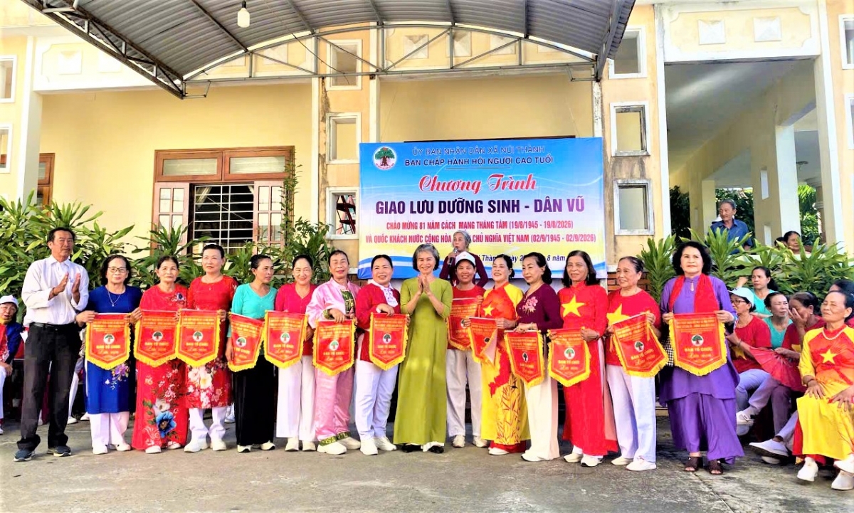 TRao Cờ lưu niệm cho các đội tham gia giao lưu TRao Cờ lưu niệm cho các đội tham gia giao lưu