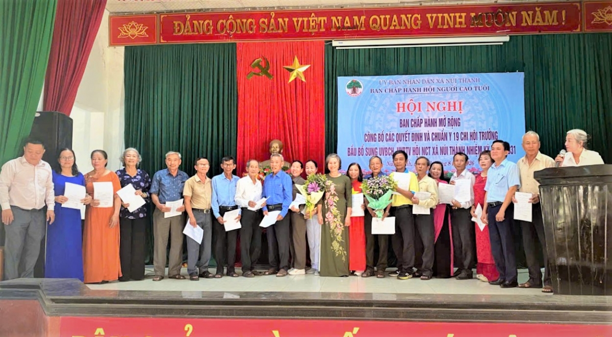 Lãnh đạo thành phố và lãnh đạo xã tặng hoa chúc mừng 19 Chi hội trưởng mới Lãnh đạo thành phố và lãnh đạo xã tặng hoa chúc mừng 19 Chi hội trưởng mới