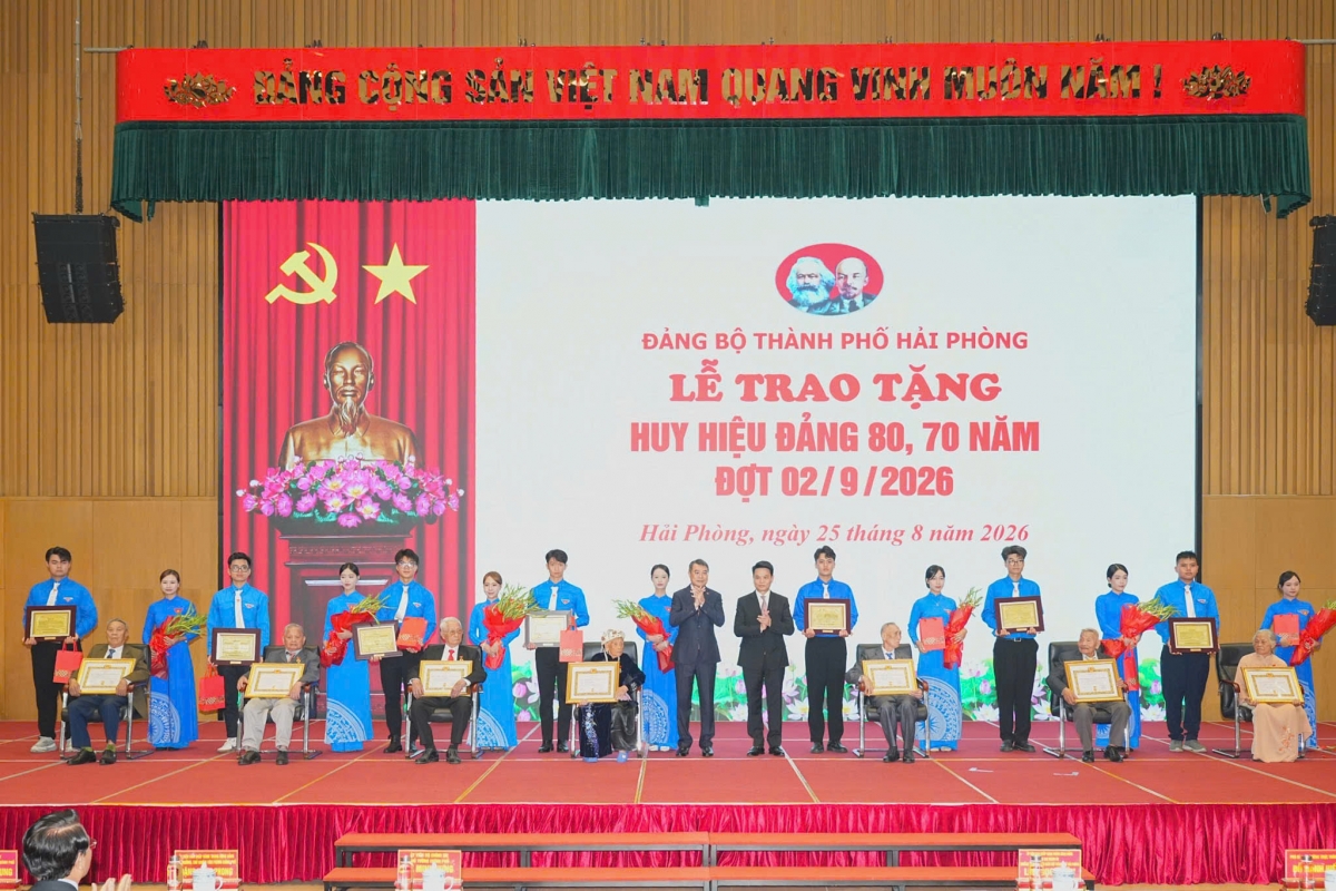 Việc tổ chức trao Huy hiệu Đảng vào dịp kỷ niệm 81 năm Cách mạng Tháng Tám và Quốc khánh 2/9 thể hiện sự trân trọng, tri ân sâu sắc của Đảng, Nhà nước và Đảng bộ thành phố Hải Phòng đối với các đồng chí, những người đảng viên đã suốt đời giữ vững lý tưởng cách mạng, tận tụy cống hiến cho quê hương, đất nước.