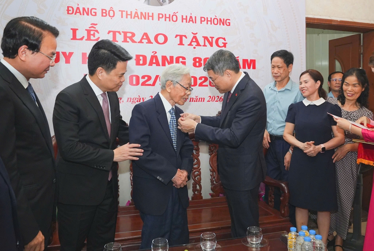 Thủ tướng Chính phủ Lê Minh Hưng trao tặng Huy hiệu Đảng cho đồng chí Đoàn Thế Đính (Cao Văn), nguyên Ủy viên Ban Thường vụ Thành ủy, nguyên Quyền Chủ tịch UBND thành phố Hải Phòng.