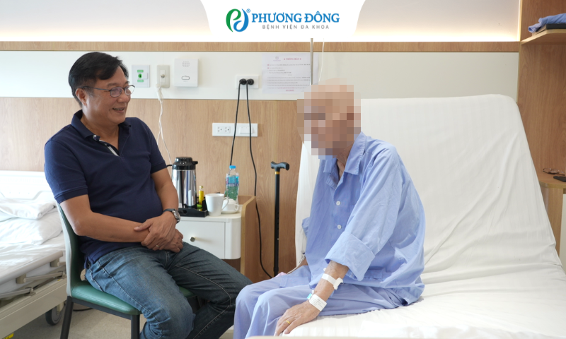NSND Trọng Trinh đến thăm người bạn tri kỷ sau nhiều năm gặp lại và hết sức mừng cho bạn mình vì tình hình sức khỏe đang tiến triển tốt.