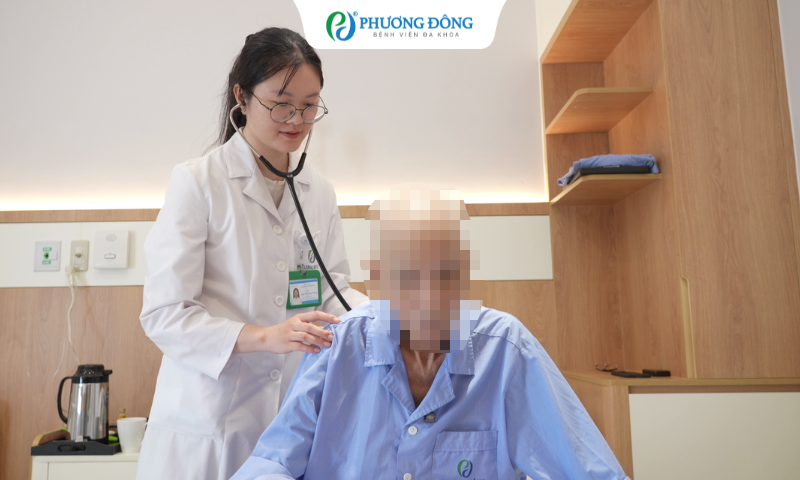 Sau 5 ngày điều trị, sức khỏe bác Khương đã khá hơn, có thể tự ngồi dậy, đi lại và sinh hoạt.