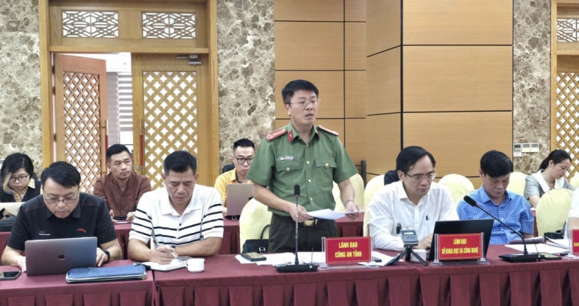 Đại diện lãnh đạo Công an tỉnh thông tin về việc triển khai thực hiện việc xây dựng, nhân rộng mô hình “Sử dụng mạng xã hội an toàn cho học sinh, sinh viên tỉnh Quảng Ninh”. Đại diện lãnh đạo Công an tỉnh thông tin về việc triển khai thực hiện việc xây dựng, nhân rộng mô hình “Sử dụng mạng xã hội an toàn cho học sinh, sinh viên tỉnh Quảng Ninh”.