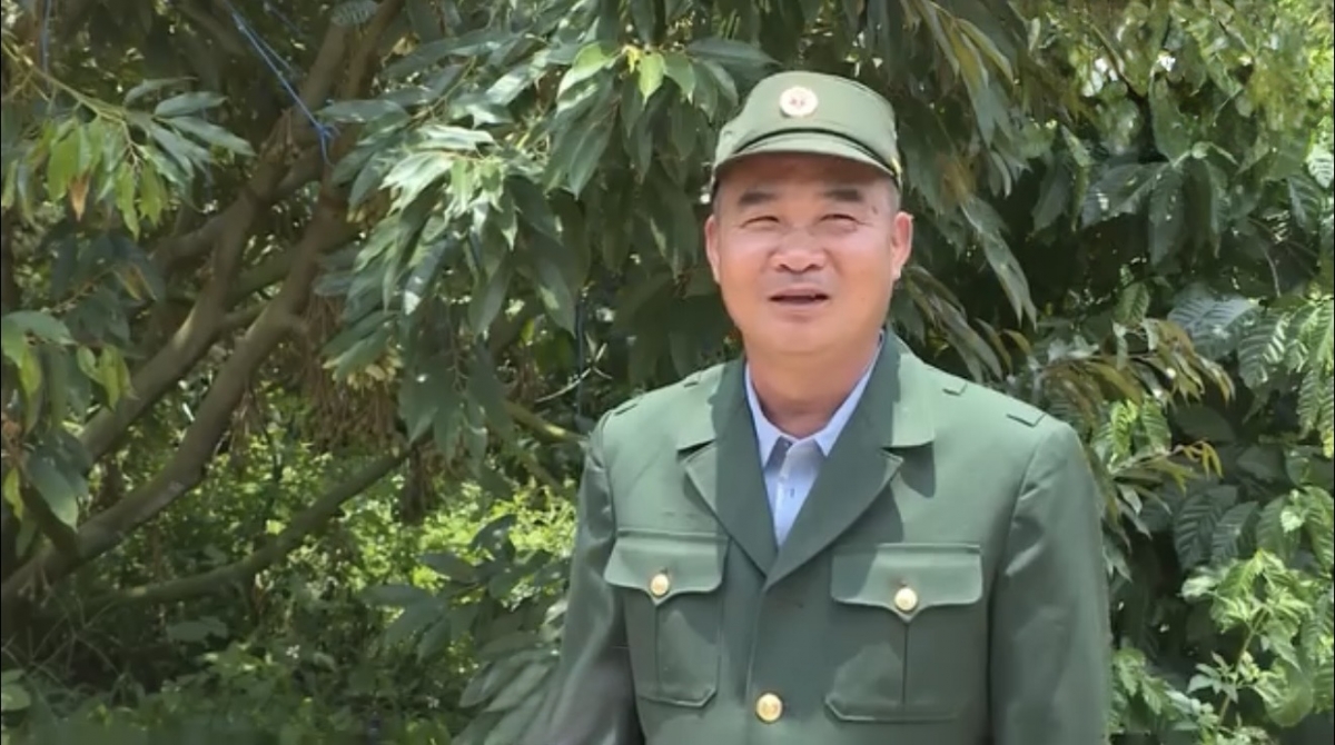 Ông Bùi Tiến Tiệm ở xã Phúc Thọ Lâm Hà trước vườn sầu riêng Người cao tuổi làm kinh tế giỏi, góp sức dựng xây quê hương