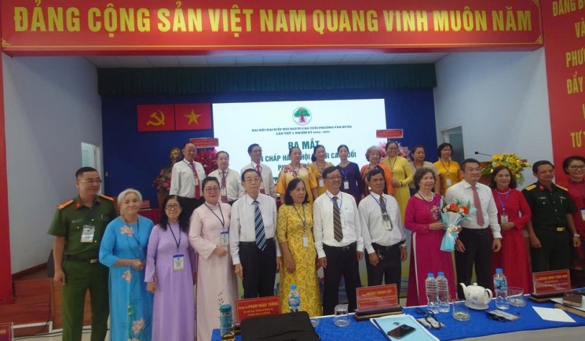 Ban Chấp hành Hội NCT phường Tân Hưng nhiệm kỳ 2026 – 2031 chụp hình lưu niệm Ban Chấp hành Hội NCT phường Tân Hưng nhiệm kỳ 2026 – 2031 chụp hình lưu niệm