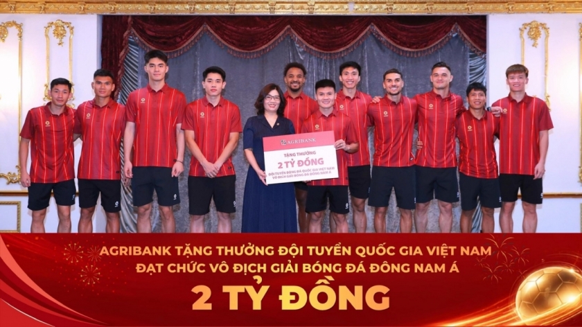 Đại diện Agribank Bà Từ Thị Kim Thanh - Thành viên HĐTV trao thưởng 2 tỷ đồng chúc mừng thành tích xuất sắc của Đội tuyển Quốc gia Việt Nam. Đại diện Agribank Bà Từ Thị Kim Thanh - Thành viên HĐTV trao thưởng 2 tỷ đồng chúc mừng thành tích xuất sắc của Đội tuyển Quốc gia Việt Nam.