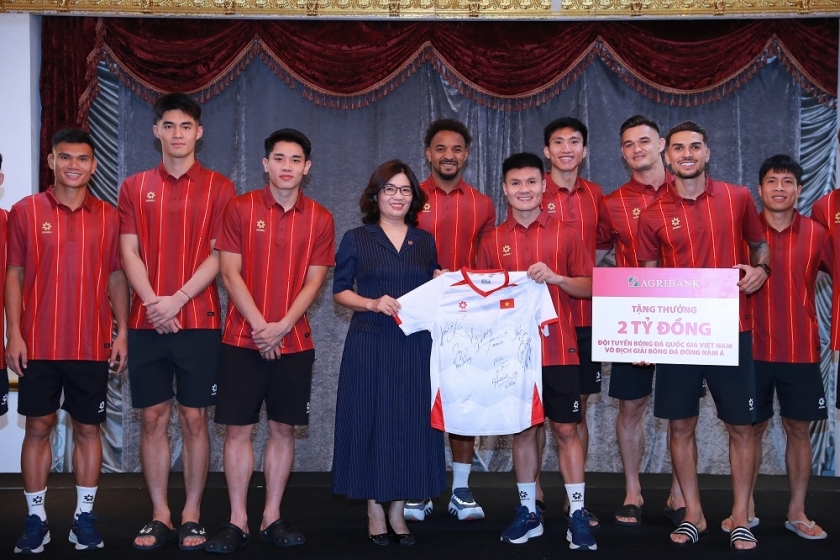 Cầu thủ Nguyễn Quang Hải, đại diện cho Đội tuyển Bóng bá Nam Việt Nam tặng chiếc áo đấu có chữ ký của các cầu thủ cho đại diện Agribank. Cầu thủ Nguyễn Quang Hải, đại diện cho Đội tuyển Bóng bá Nam Việt Nam tặng chiếc áo đấu có chữ ký của các cầu thủ cho đại diện Agribank.