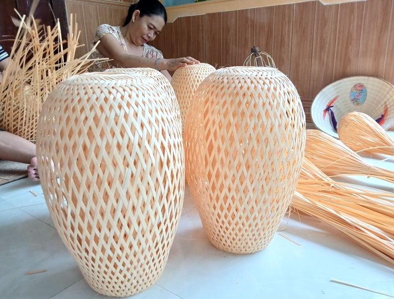 Nghề đan lát giúp nông dân thoát nghèo, nuôi con ăn học nên người