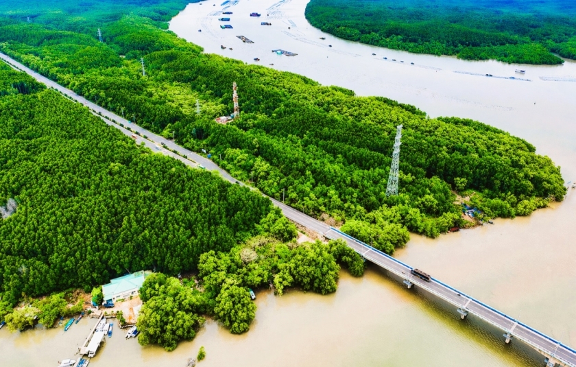 Cùng với đường bộ, sắp tới sẽ có đường sắt cao tốc nối trung tâm TP Hồ Chí Minh với cực kinh tế phía Nam (huyện Cần Giờ cũ) và vượt biển qua Vũng Tàu.