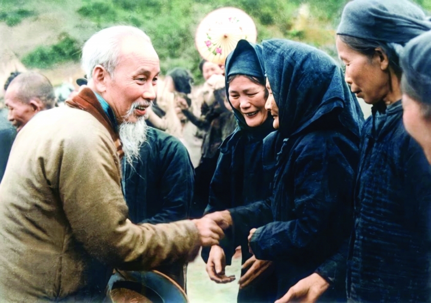 Chủ tịch Hồ Chí Minh thăm hỏi người cao tuổi ở Pác Bó, Cao Bằng, tháng 2/1961. Ảnh tư liệu Chủ tịch Hồ Chí Minh thăm hỏi người cao tuổi ở Pác Bó, Cao Bằng, tháng 2/1961. Ảnh tư liệu
