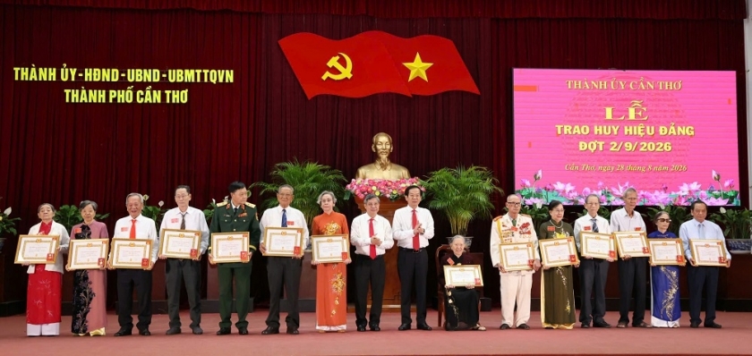 Đồng chí Đồng Văn Thanh, Ủy viên Ban Chấp hành Trung ương Đảng, Phó bí thư Thường trực Thành ủy, Chủ tịch Hội đồng nhân dân thành phố và đồng chí Trương Cảnh Tuyên, Phó Bí thư Thành ủy, Chủ tịch Ủy ban nhân dân thành phố trao Huy hiệu Đảng Đồng chí Đồng Văn Thanh, Ủy viên Ban Chấp hành Trung ương Đảng, Phó bí thư Thường trực Thành ủy, Chủ tịch Hội đồng nhân dân thành phố và đồng chí Trương Cảnh Tuyên, Phó Bí thư Thành ủy, Chủ tịch Ủy ban nhân dân thành phố trao Huy hiệu Đảng