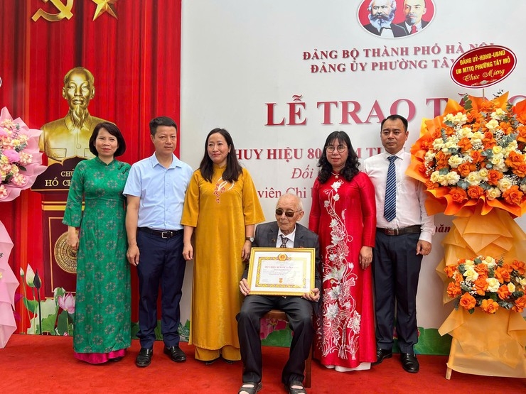 Trưởng Ban Tuyên giáo và Dân vận Thành ủy Hà Nội trao Huy hiệu 80 năm tuổi Đảng tặng đồng chí Nguyễn Huynh