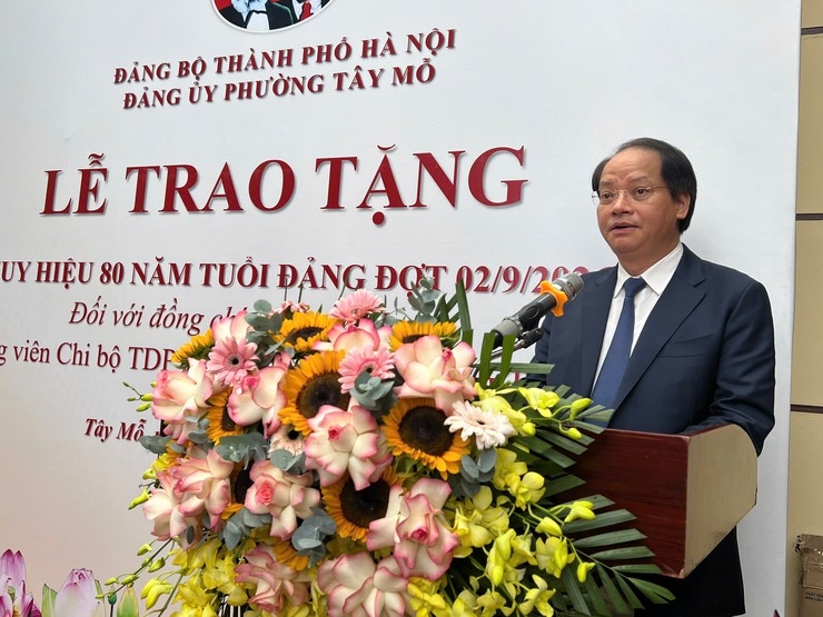 Trưởng Ban Tuyên giáo và Dân vận Thành ủy Hà Nội trao Huy hiệu 80 năm tuổi Đảng tặng đồng chí Nguyễn Huynh