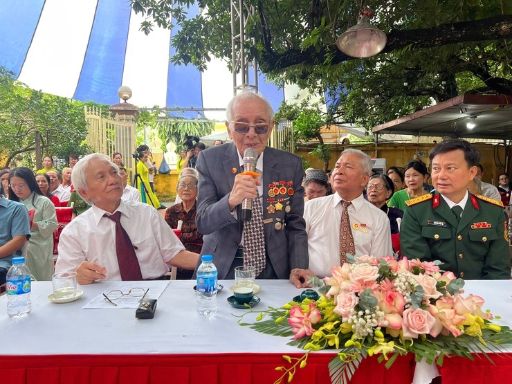 Trưởng Ban Tuyên giáo và Dân vận Thành ủy Hà Nội trao Huy hiệu 80 năm tuổi Đảng tặng đồng chí Nguyễn Huynh