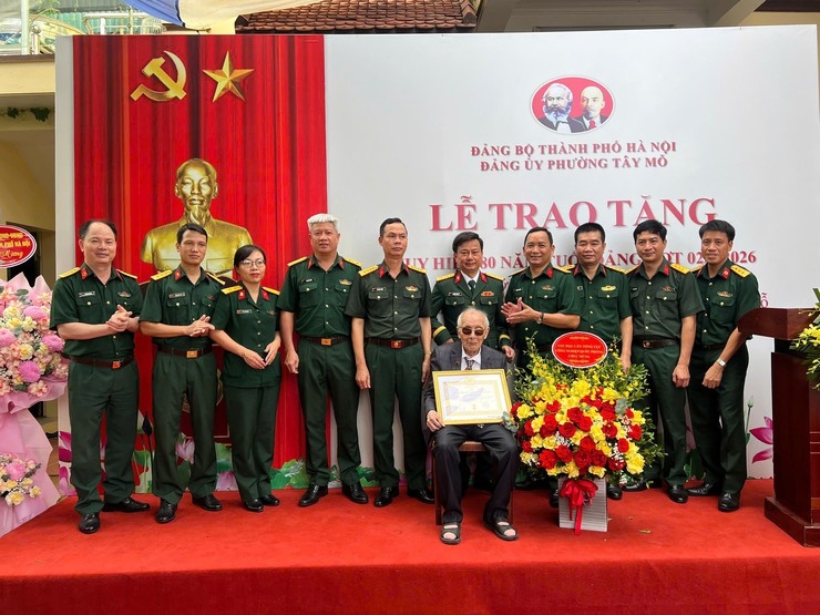 Trưởng Ban Tuyên giáo và Dân vận Thành ủy Hà Nội trao Huy hiệu 80 năm tuổi Đảng tặng đồng chí Nguyễn Huynh
