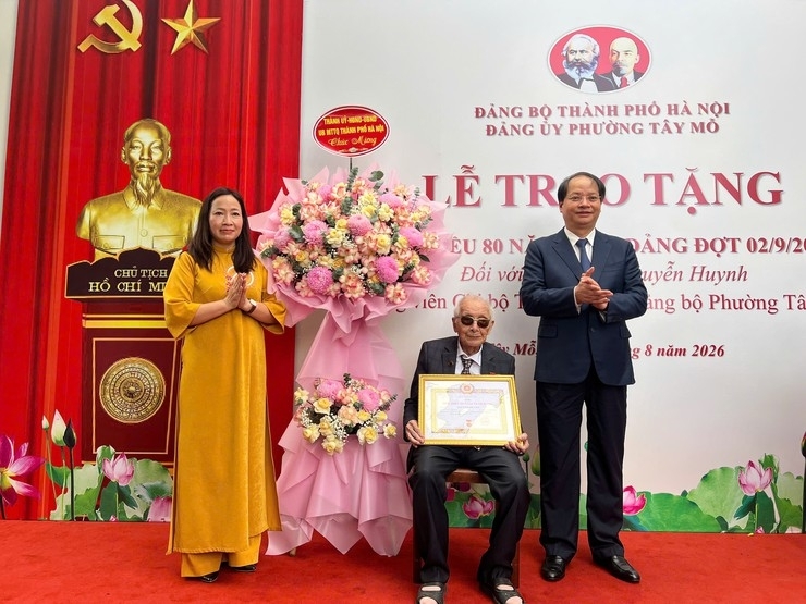 Trưởng Ban Tuyên giáo và Dân vận Thành ủy Hà Nội trao Huy hiệu 80 năm tuổi Đảng tặng đồng chí Nguyễn Huynh