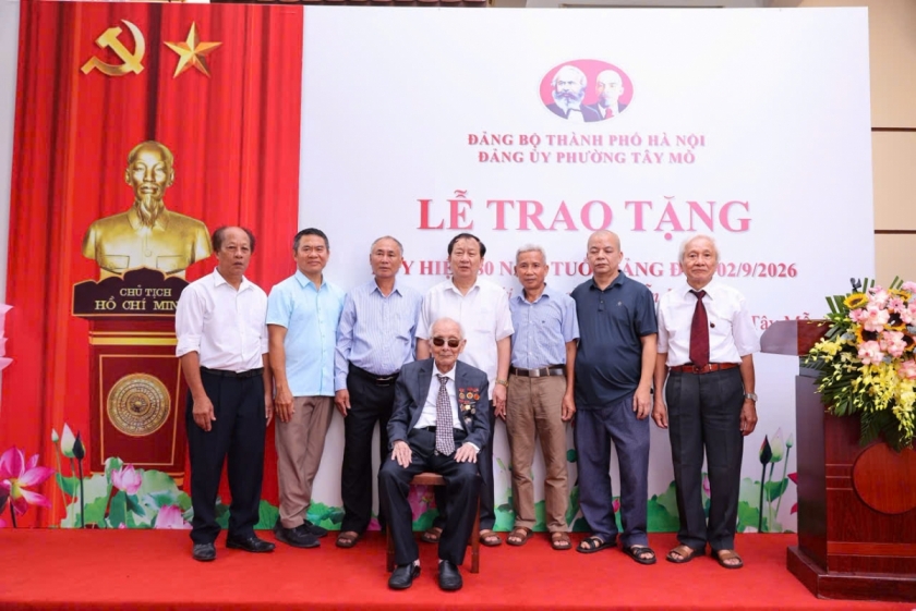 Trưởng Ban Tuyên giáo và Dân vận Thành ủy Hà Nội trao Huy hiệu 80 năm tuổi Đảng tặng đồng chí Nguyễn Huynh