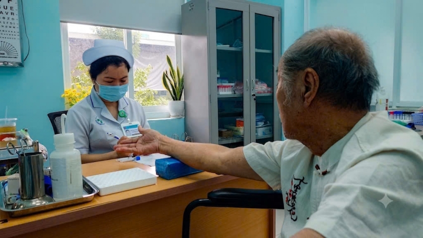 Với người cao tuổi, một kỳ nghỉ an toàn là thuốc vẫn được uống đúng giờ, bữa ăn vẫn có giới hạn, cơ thể vẫn được vận động và những con số huyết áp, đường huyết vẫn được quan tâm Với người cao tuổi, một kỳ nghỉ an toàn là thuốc vẫn được uống đúng giờ, bữa ăn vẫn có giới hạn, cơ thể vẫn được vận động và những con số huyết áp, đường huyết vẫn được quan tâm