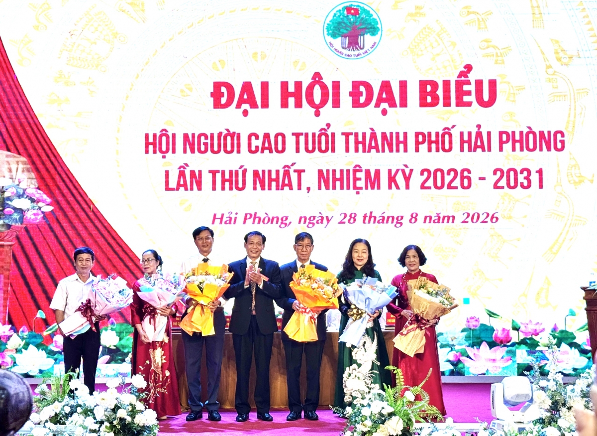 Tặng hoa tri ân cán bộ không tham gia Ban Chấp hành khóa mới Tặng hoa tri ân cán bộ không tham gia Ban Chấp hành khóa mới