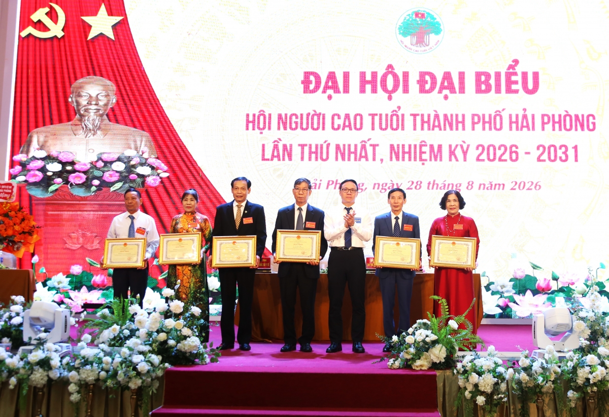 Trao Bằng khen của Chủ tịch UBND TP Hải Phòng cho các tập thể, cá nhân xuất sắc Trao Bằng khen của Chủ tịch UBND TP Hải Phòng cho các tập thể, cá nhân xuất sắc