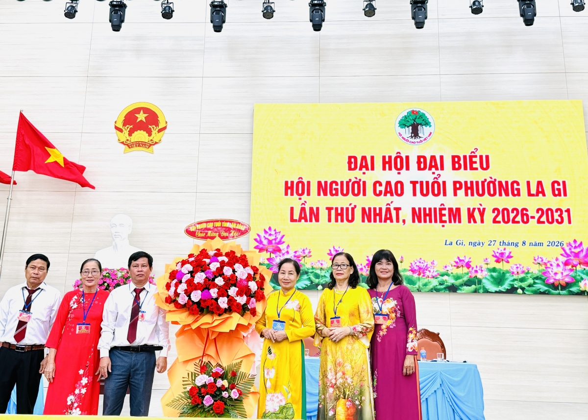Lãnh đạo Hội NCT tỉnh tặng hoa cho Đại hội