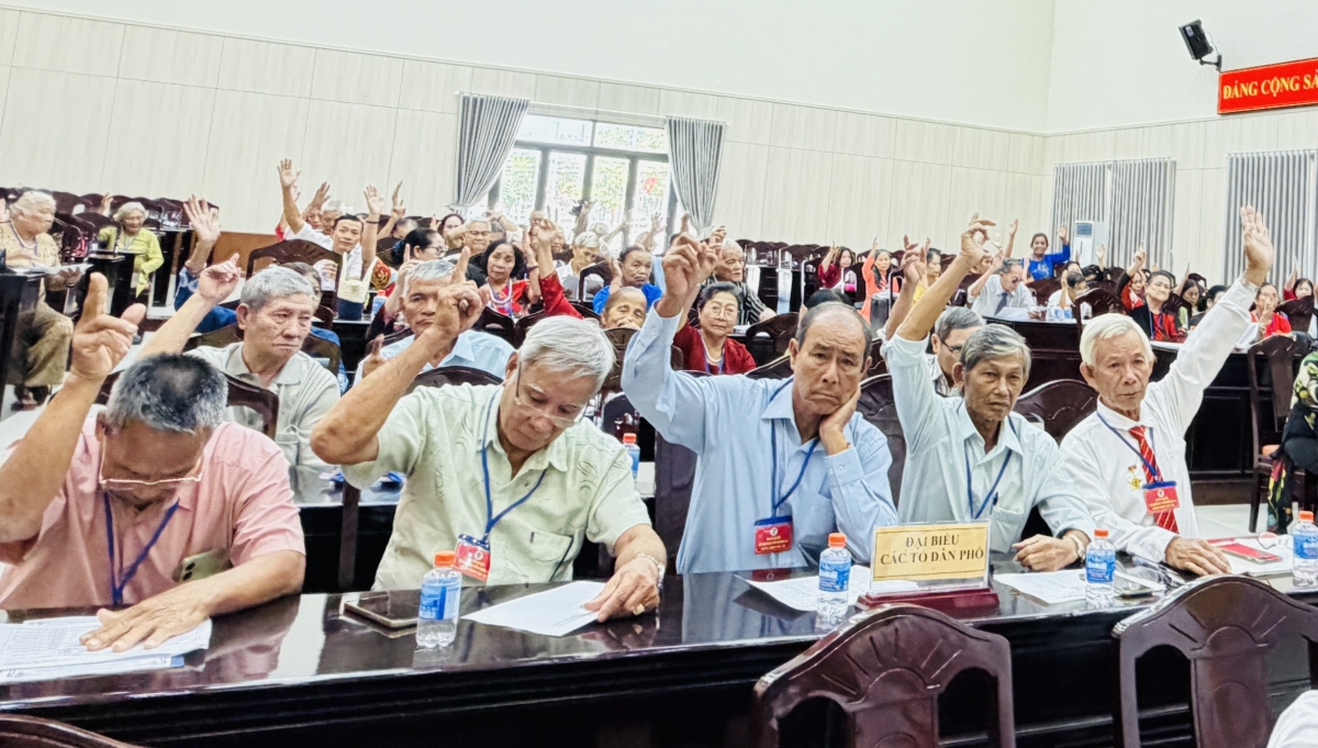 Các đại biểu thống nhất thông qua Nghị quyết Đại hội