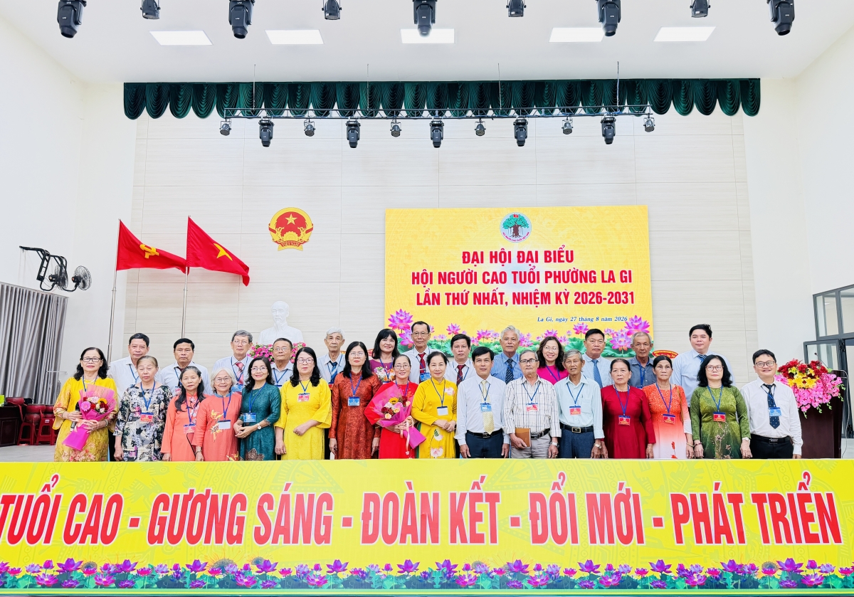 BCH nhiệm kỳ mới ra mắt Đại hội và chụp ảnh lưu niệm với lãnh đạo Tỉnh Hội và địa phương