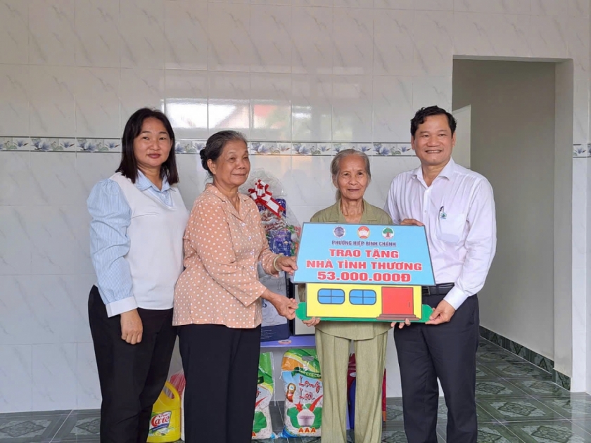 Anh hùng Lao động Đinh Thị Gái, Chủ tịch Hội NCT phường Hiệp Bình (thứ 2 từ bên trái qua) tại lễ bàn giao Nhà tình thương cho cụ Phạm Thị Phúc.