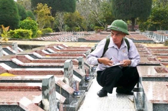 Ông Đào Thiện Sính cẩn trọng ghi chép thông tin trên các phần mộ liệt sĩ.