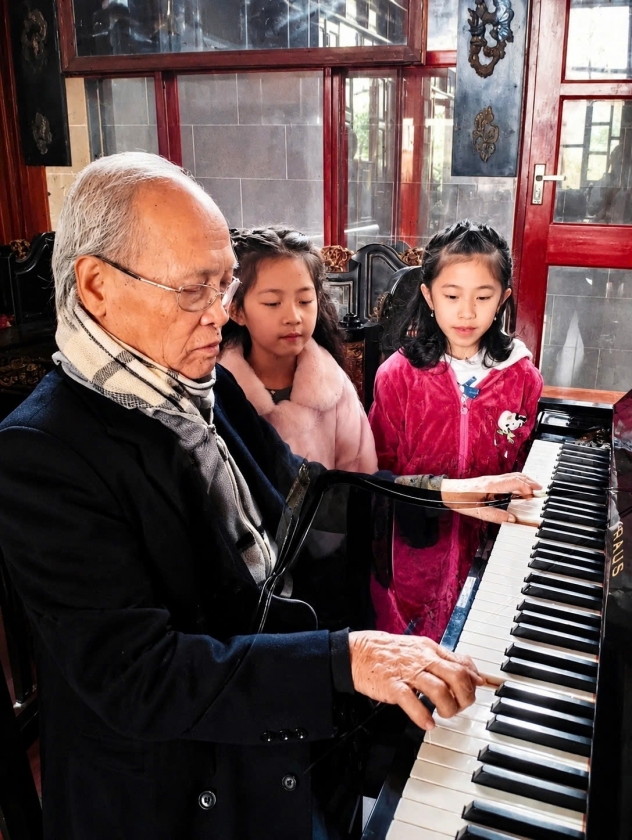 Ông Văn chơi được nhiều loại nhạc cụ. Ảnh 3: Niềm vui, niềm hạnh phúc hiện tại của ông Văn chính là nụ cười của “đồng chí Yến” mỗi ngày. Ông Văn chơi được nhiều loại nhạc cụ. Ảnh 3: Niềm vui, niềm hạnh phúc hiện tại của ông Văn chính là nụ cười của “đồng chí Yến” mỗi ngày.