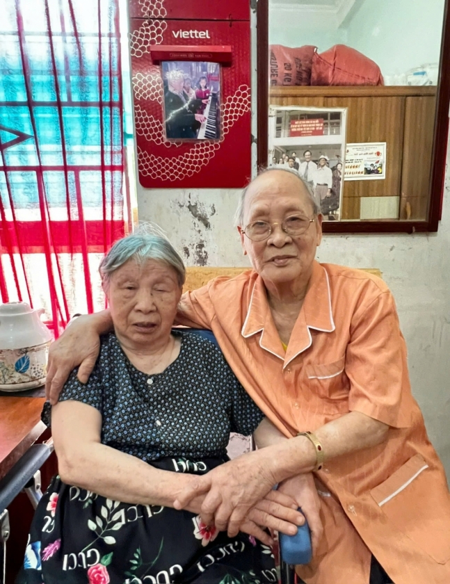 Niềm vui, niềm hạnh phúc hiện tại của ông Văn chính là nụ cười của “đồng chí Yến” mỗi ngày. Niềm vui, niềm hạnh phúc hiện tại của ông Văn chính là nụ cười của “đồng chí Yến” mỗi ngày.