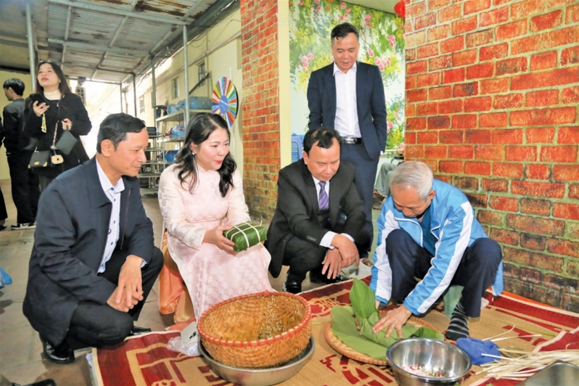 Lãnh đạo Trung ương Hội và lãnh đạo Công ty CP Quốc tế Nhân Ái tại Hội chợ Xuân Nhân Ái 2026.