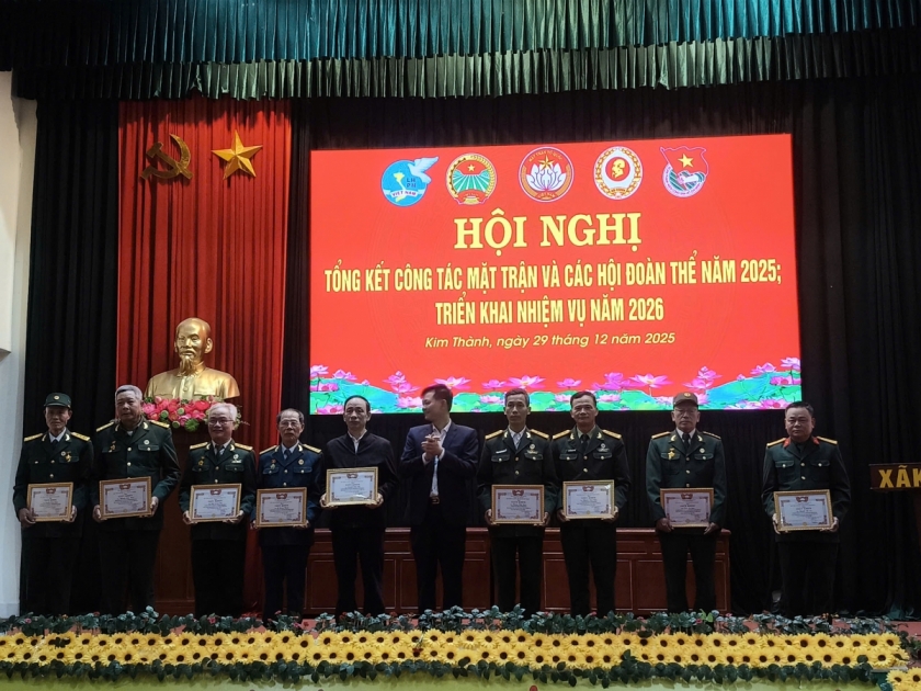 Ông Tuy nhận giấy khen vì đã có thành tích trong phong trào “Toàn dân đoàn kết xây dựng nông thôn mới ở khu dân cư”. Ông Tuy nhận giấy khen vì đã có thành tích trong phong trào “Toàn dân đoàn kết xây dựng nông thôn mới ở khu dân cư”.