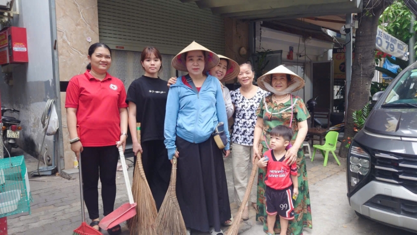 Việc tổng vệ sinh môi trường, chỉnh trang khu dân cư và vận động Nhân dân treo cờ Tổ quốc là hoạt động được khu phố quan tâm thực hiện vào các dịp lễ lớn Việc tổng vệ sinh môi trường, chỉnh trang khu dân cư và vận động Nhân dân treo cờ Tổ quốc là hoạt động được khu phố quan tâm thực hiện vào các dịp lễ lớn
