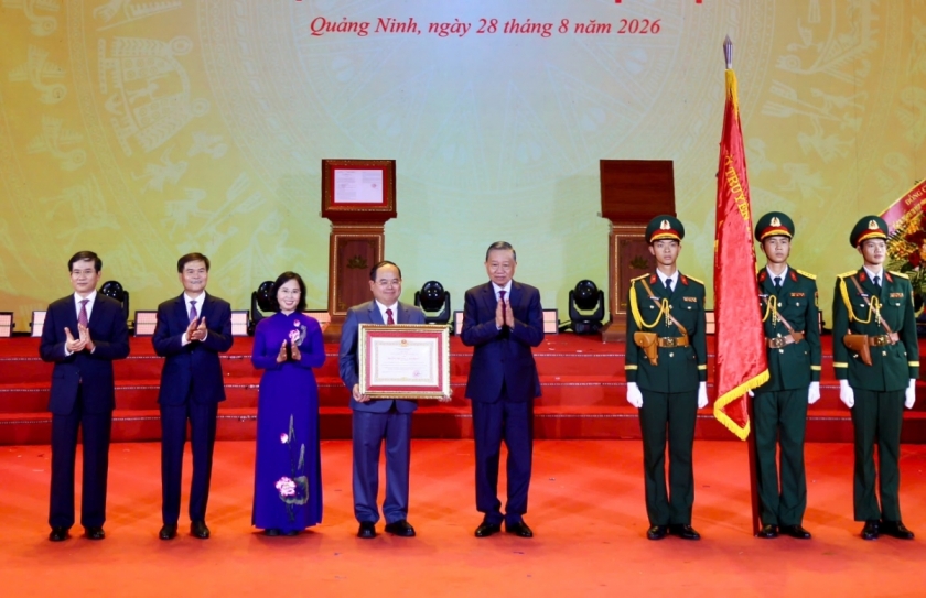 Tổng Bí thư, Chủ tịch nước Tô Lâm trao tặng Huân chương Lao động hạng Nhất cho Đảng bộ, Chính quyền và nhân dân thành phố Quảng Ninh.