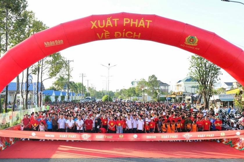 Hơn 3.600 người tại TP Cần Thơ, chương trình “Cùng Việt Nam tiến bước” tạo nên một ngày hội rèn luyện thể chất sôi nổi, kết nối những bước chân vì cộng đồng. Ảnh Trung Phạm