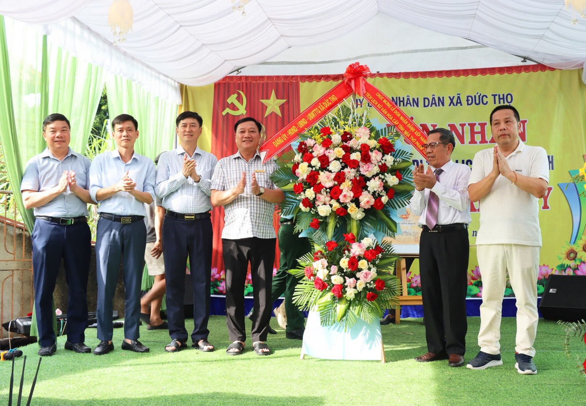Các đồng chí lãnh đạo xã Đức Thọ tặng hoa chúc mừng ( Ảnh: Phạm Thành).