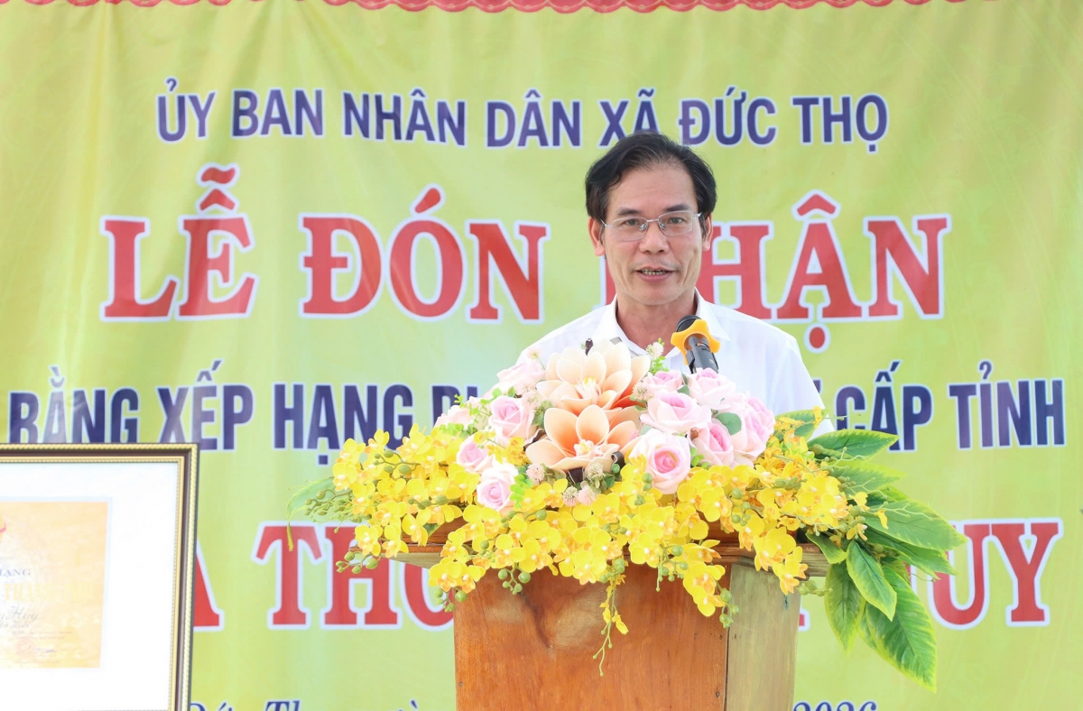 Ông Trịnh Hồng Mạnh - Trưởng phòng Văn hóa - Xã hội xã Đức Thọ đọc Quyết định( Ảnh: Phạm Thành).