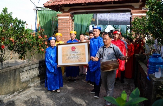 Đại diện con cháu dong họ Phạm ông Phạm Văn Việt phát biểu cảm ơn ( Ảnh: Phạm Thành).