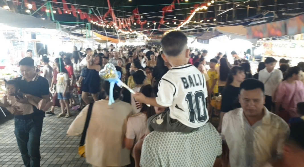 Mãn nhãn với màn pháo hoa rực sáng bầu trời Sầm Sơn