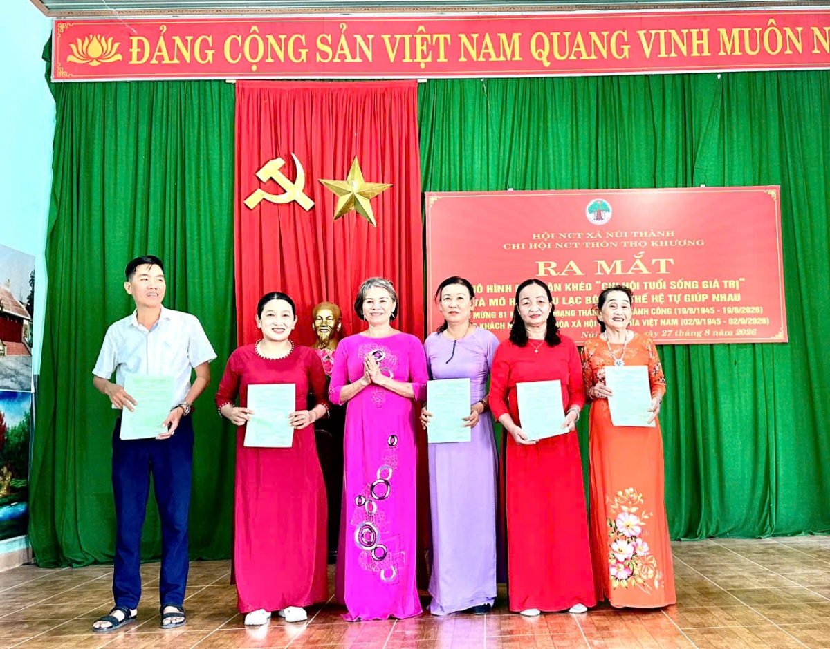 Chủ tịch Hội Người cao tuổi xã Núi Thành trao quyết định mô hình dân vận khéo Chi hội tuổi sống giá trị Chủ tịch Hội Người cao tuổi xã Núi Thành trao quyết định mô hình dân vận khéo Chi hội tuổi sống giá trị