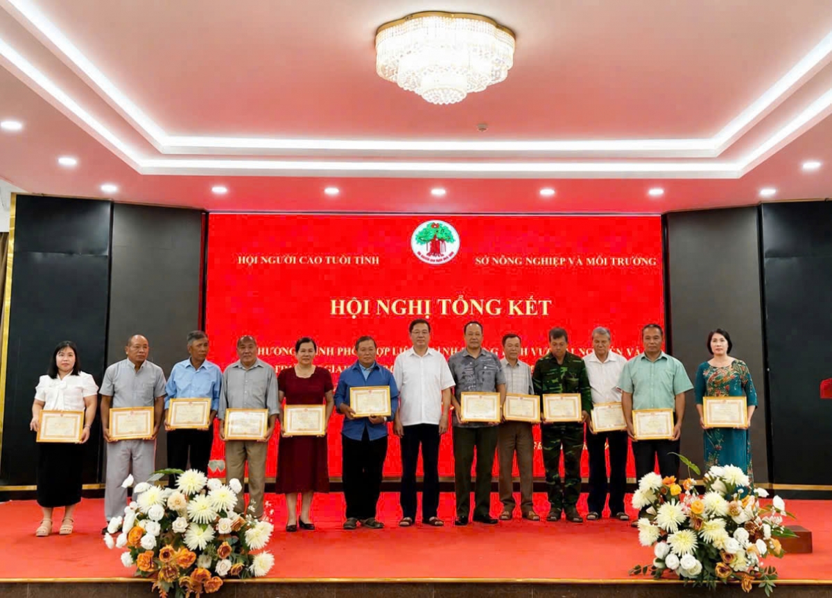 Khen thuỏng các tập thể, cá nhân xuất sắc thực hiện chư[ng trình phối hợp