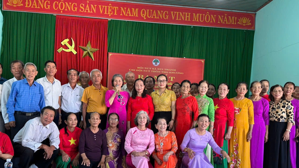 Thành viên CLB Liên thế hệ tự giúp nhau chụp hình lưu niệm cùng lãnh đạo Thành viên CLB Liên thế hệ tự giúp nhau chụp hình lưu niệm cùng lãnh đạo
