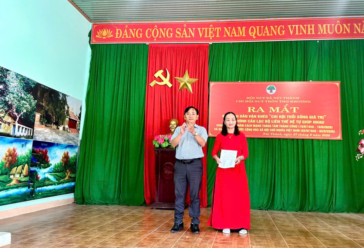 Trao quyết định thành lập CLB Liên thế hệ tự giúp nhau Trao quyết định thành lập CLB Liên thế hệ tự giúp nhau