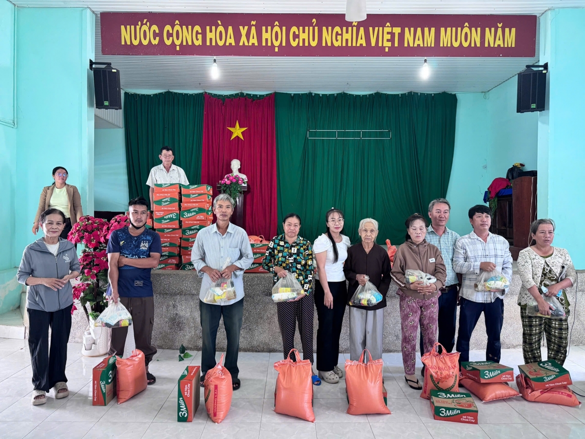 Trao quà cho người cao tuổi dịp Lễ 2/9