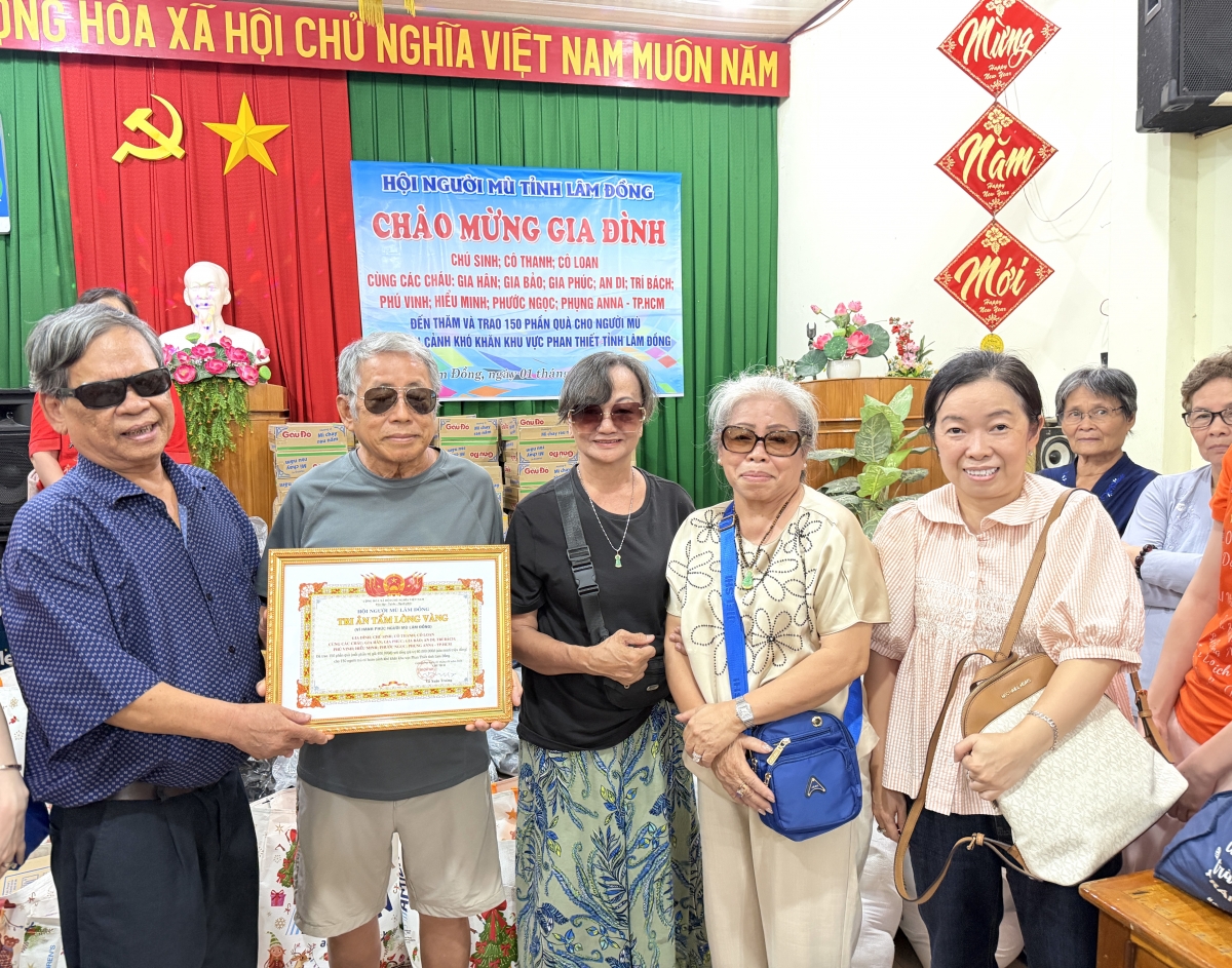 Ông Võ Văn Tiết trao thư cám ơn cho mạnh thường quân đã ủng hộ quà cho người mù