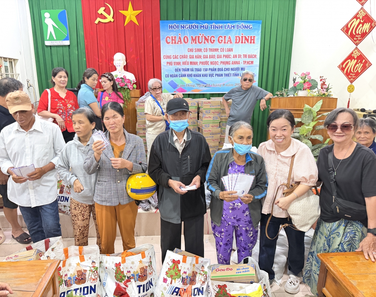 Trao quà cho người mù cao tuổi khó khăn